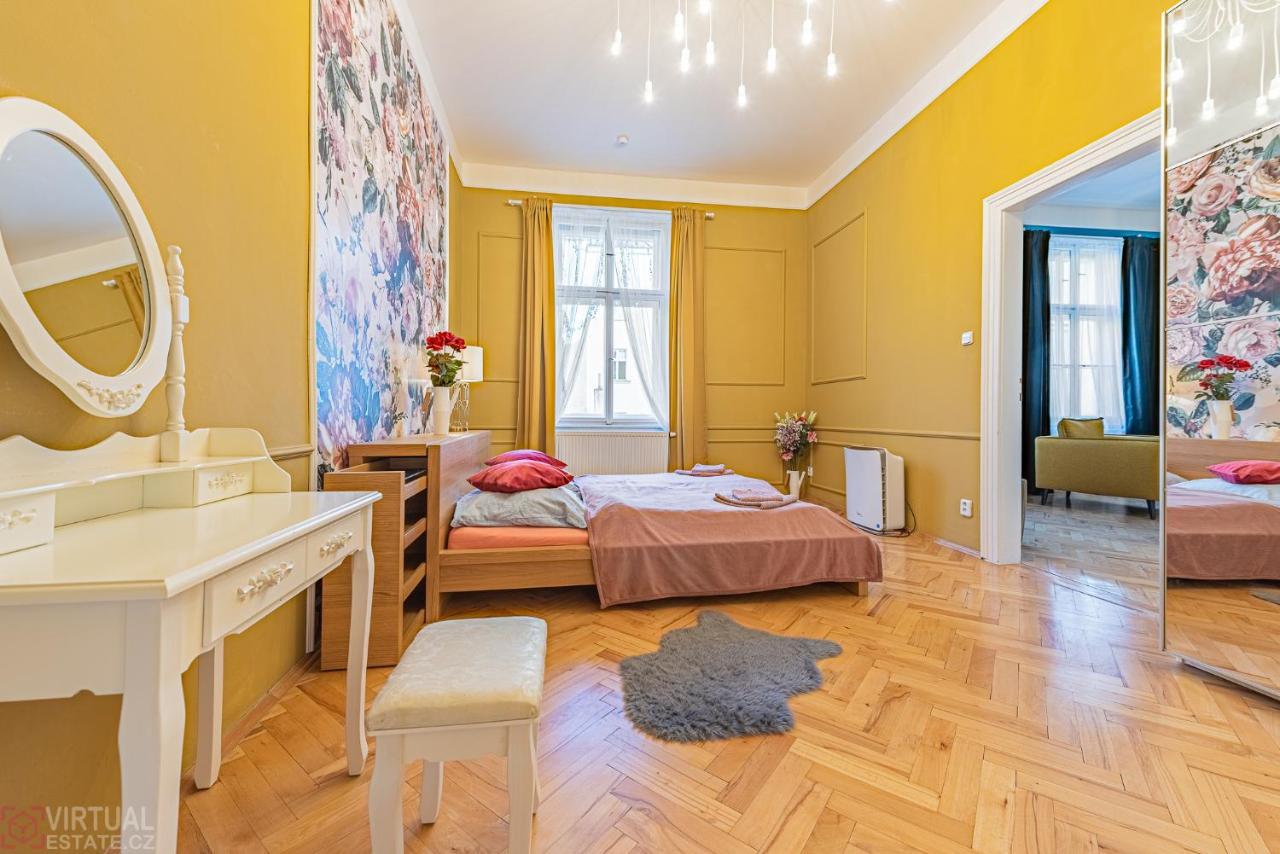 Colorful Wenceslas square apartment Praga Exterior foto