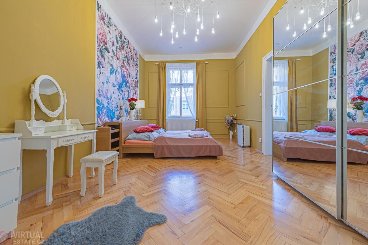 Colorful Wenceslas square apartment Praga Exterior foto