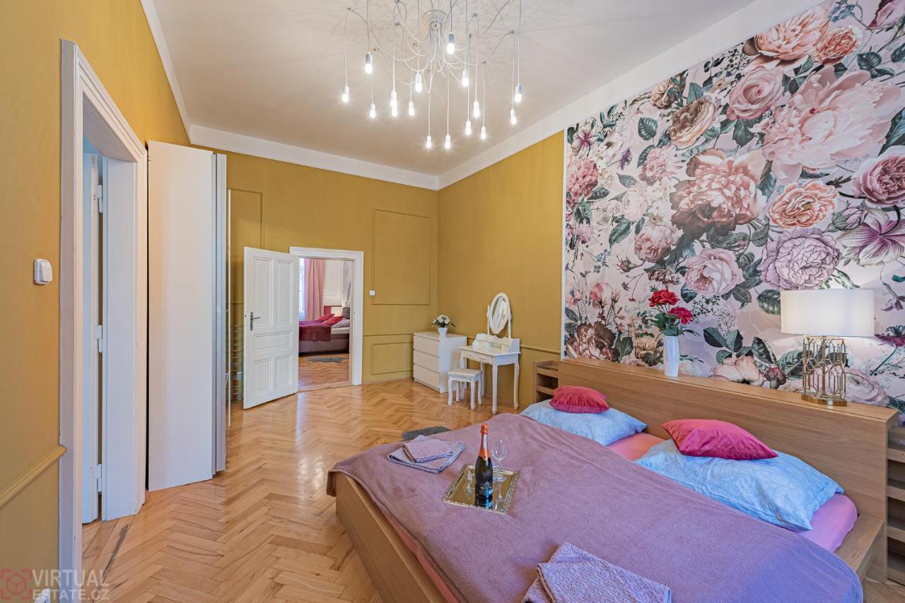 Colorful Wenceslas square apartment Praga Exterior foto