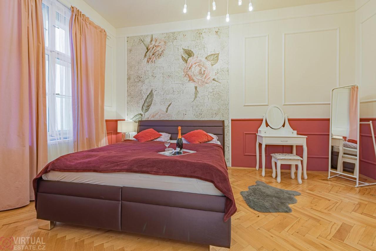 Colorful Wenceslas square apartment Praga Exterior foto