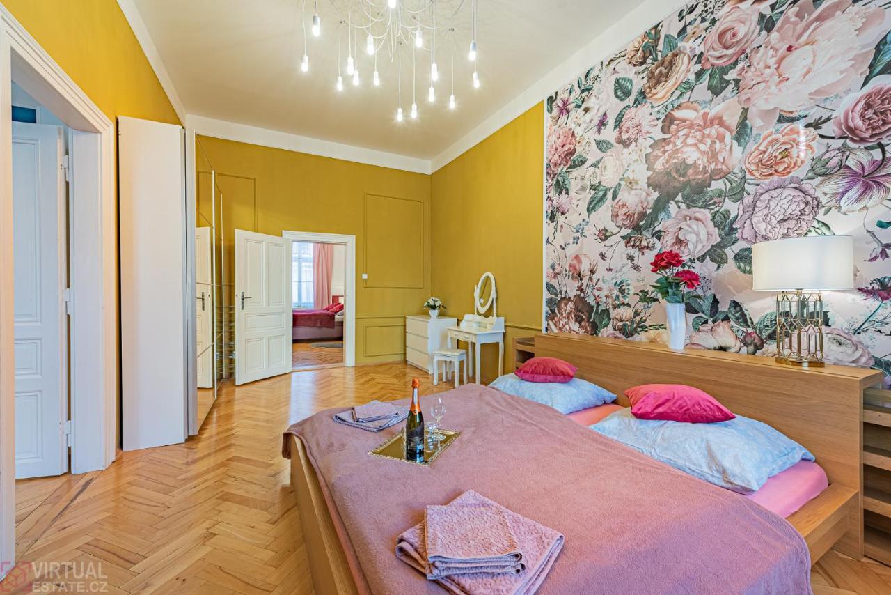 Colorful Wenceslas square apartment Praga Exterior foto